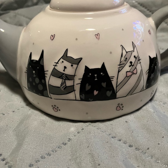 Whimsical Cupboard 10 Strawberry Street Ceramic Kitty Teapot - Picture 6 of 6